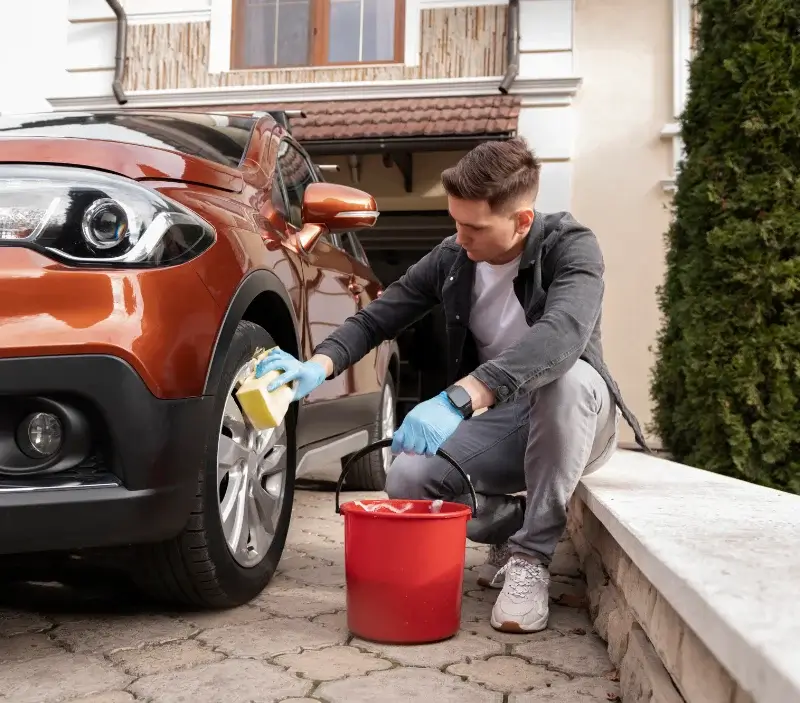 Lavage auto à domicile Castillon : professionnel intervenant sur un véhicule